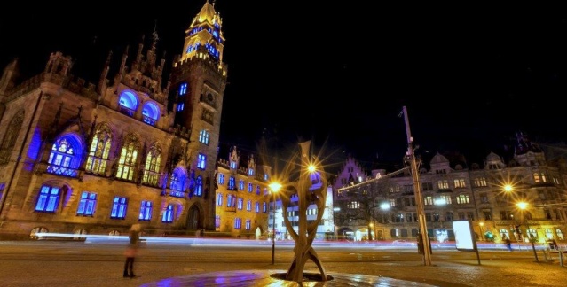 Hôtel de ville illuminé de St. Johann pendant le festival du film Max Ophüls Preis (photo : Marisa Winter)