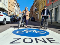 Anke Rehlinger und Uwe Conradt in der Fahrradzone im Nauwieser Viertel. Beide sitzen auf einem Fahrrad.