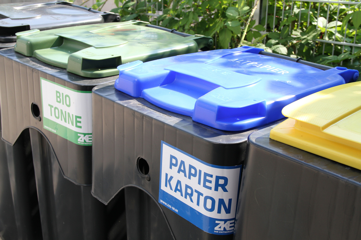 Verschiedene Mülltonnen nebeneinander. Foto: ZKE.