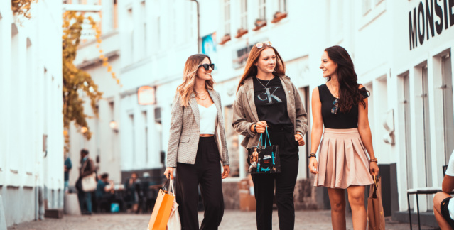 3 filles en train de faire du shopping dans la Fröschengasse