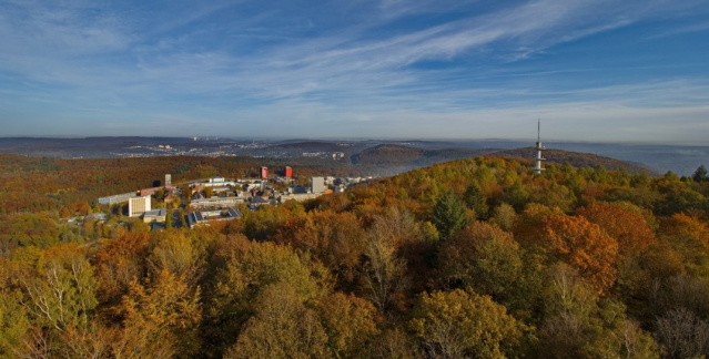 Schwarzenbergturm : vue sur l'université et la tour de télécommunication