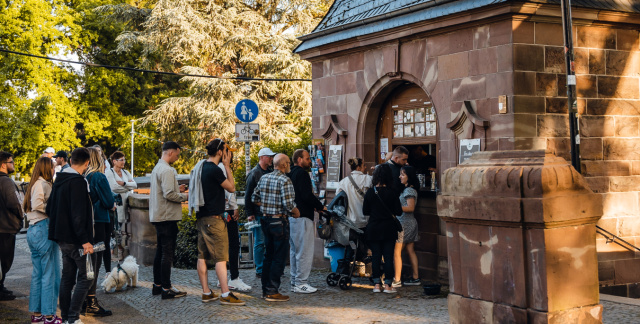Queues at the Uhlanen Pavilion at Staden