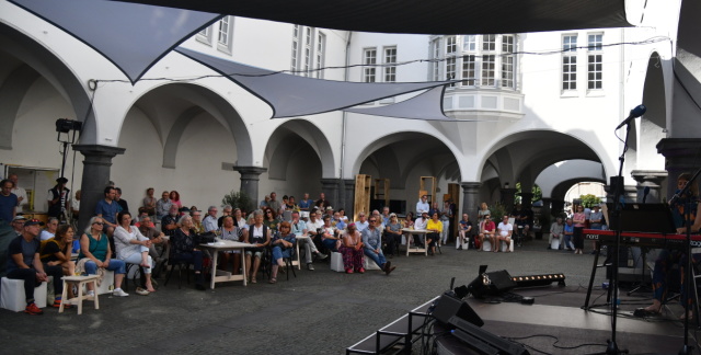 Audience in the inner courtyard of the Saarbrücken City Gallery