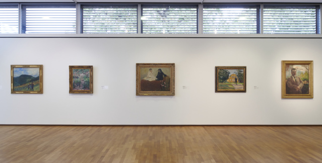 Innenraum der Modernen Galerie mit Kunstwerken an den Wänden