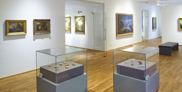 Salle d'exposition du Saarlandmuseum - Ancienne collection avec des peintures et des tabatières du 18e siècle dans des vitrines