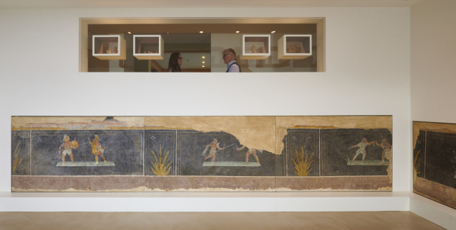 Salle d'exposition avec panneaux antiques au Musée de préhistoire et de protohistoire