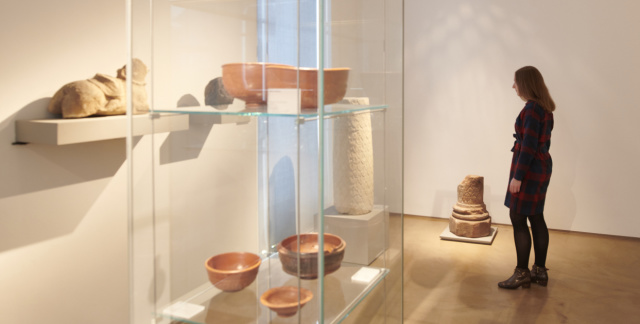 Salle d'exposition avec panneaux antiques au Musée de préhistoire et de protohistoire