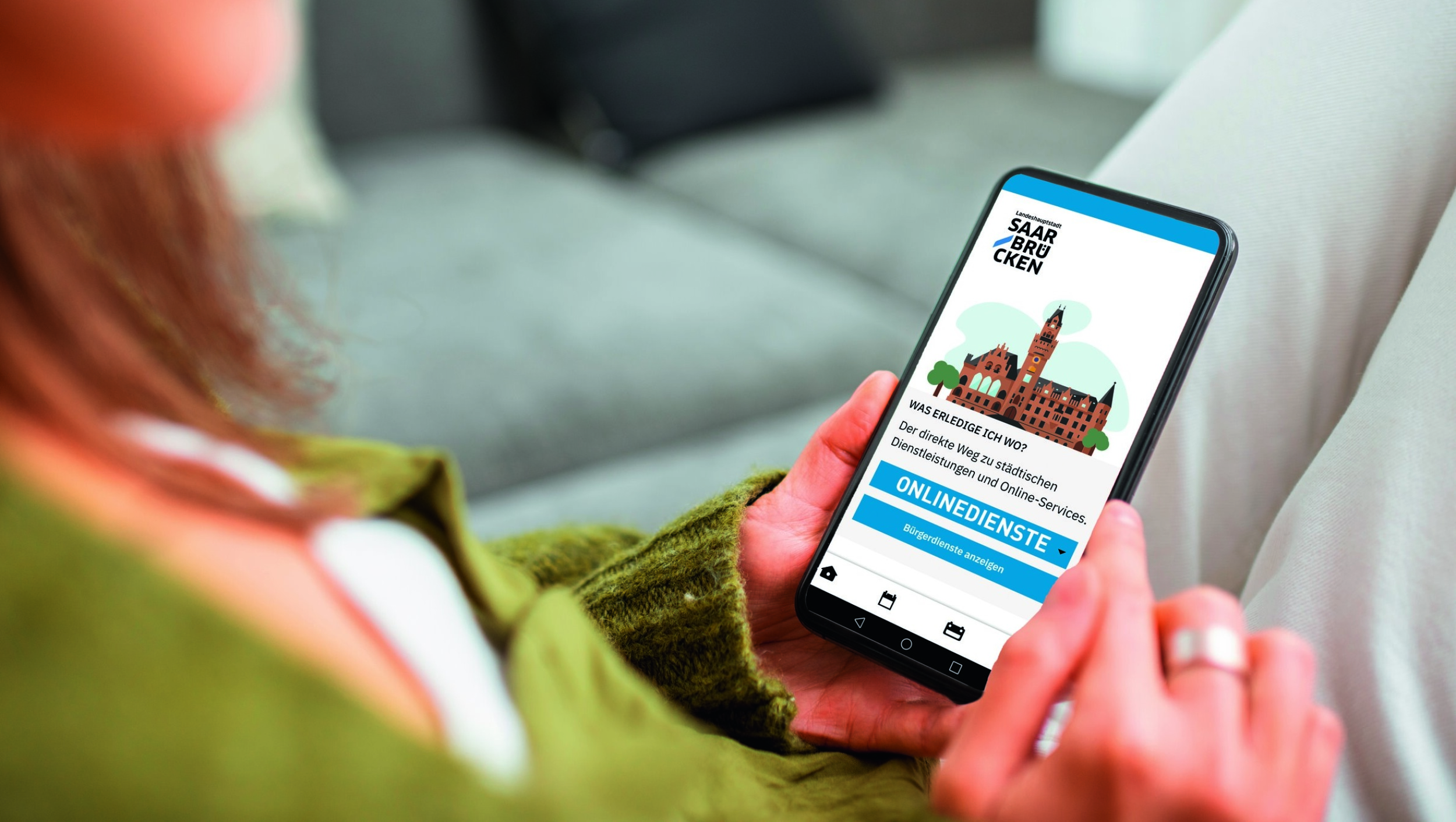 Smartphone mit dem Rathaus St. Johann