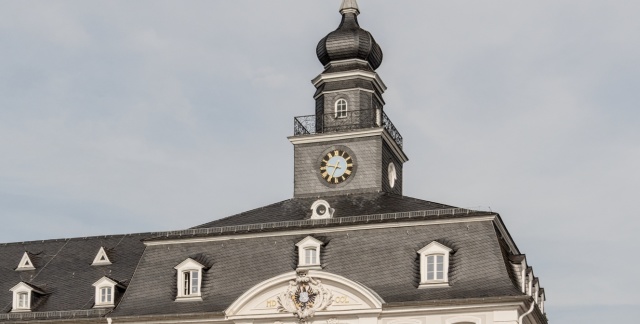 Vue de la façade de l'ancien hôtel de ville de Sarrebruck avec la tour de l'horloge et les armoiries dans le segment du pignon