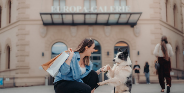 Frau mit Hund vor dem Eingang zur Europa Galerie - ehemalige Bergwerksdirektion