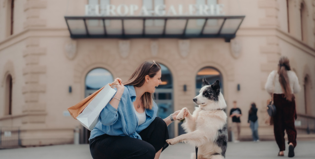Frau mit Hund vor dem Eingang zur Europa Galerie - ehemalige Bergwerksdirektion