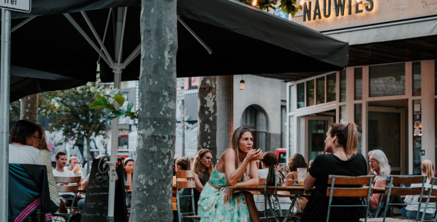 Zwei Frauen unterhalten sich am Tisch