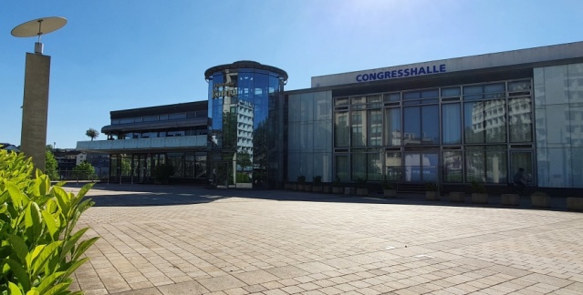 Vue extérieure du centre de manifestations Congresshalle Saarbrücken avec l'esplanade