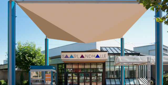 Außenansicht des Veranstaltungszentrum Saarlandhalle Saarbrücken  mit Haupteingang