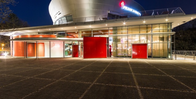 Spielbank Saarbrücken- Seitenansicht bei Nacht vom Victor's Residenz-Hotel Saarbrücken aus gesehen