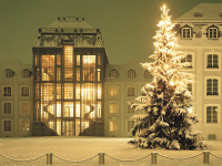 Tannenbaum vor dem Saarbrücker Schloss im Schnee, um 1990