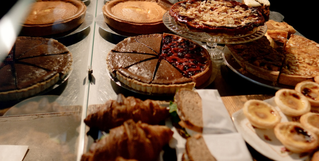 Kuchentheke im Inneren der  "the bakery"