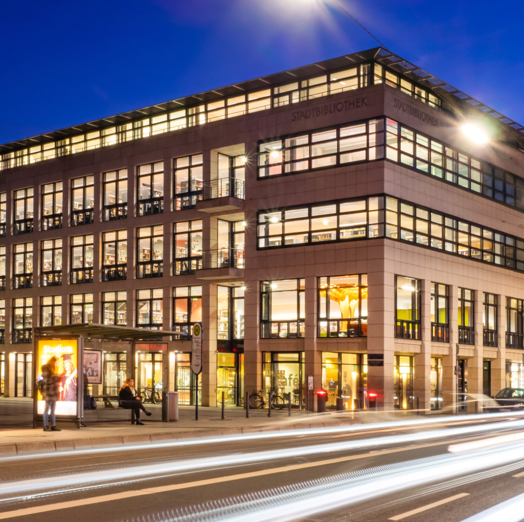 Beleuchtete Stadtbibliothek Saarbrücken in der Nacht