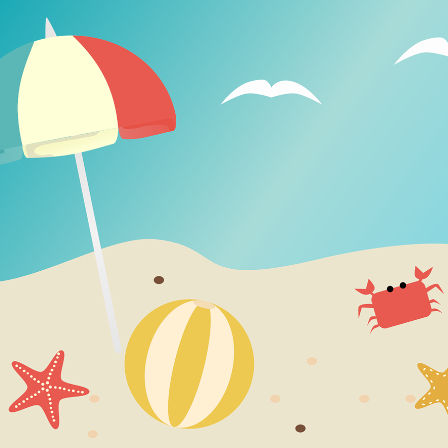 Strand mit Sonnenschirm, Muscheln und Ball