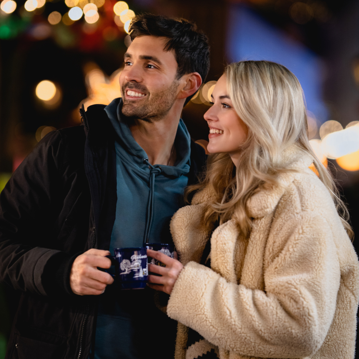 Pärchen auf dem Saarbrücker Christkindlmarkt bei Glühwein