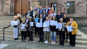 Die Empfängerinnen und Empfänger der Bürgermedaille mit OB Conradt vor dem Rathaus Image
