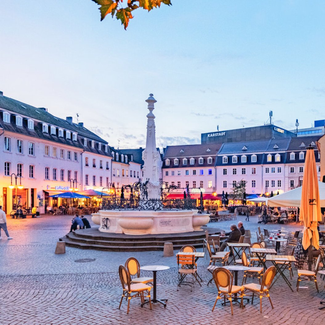 Marktplatz mit Brunnen und Cafes