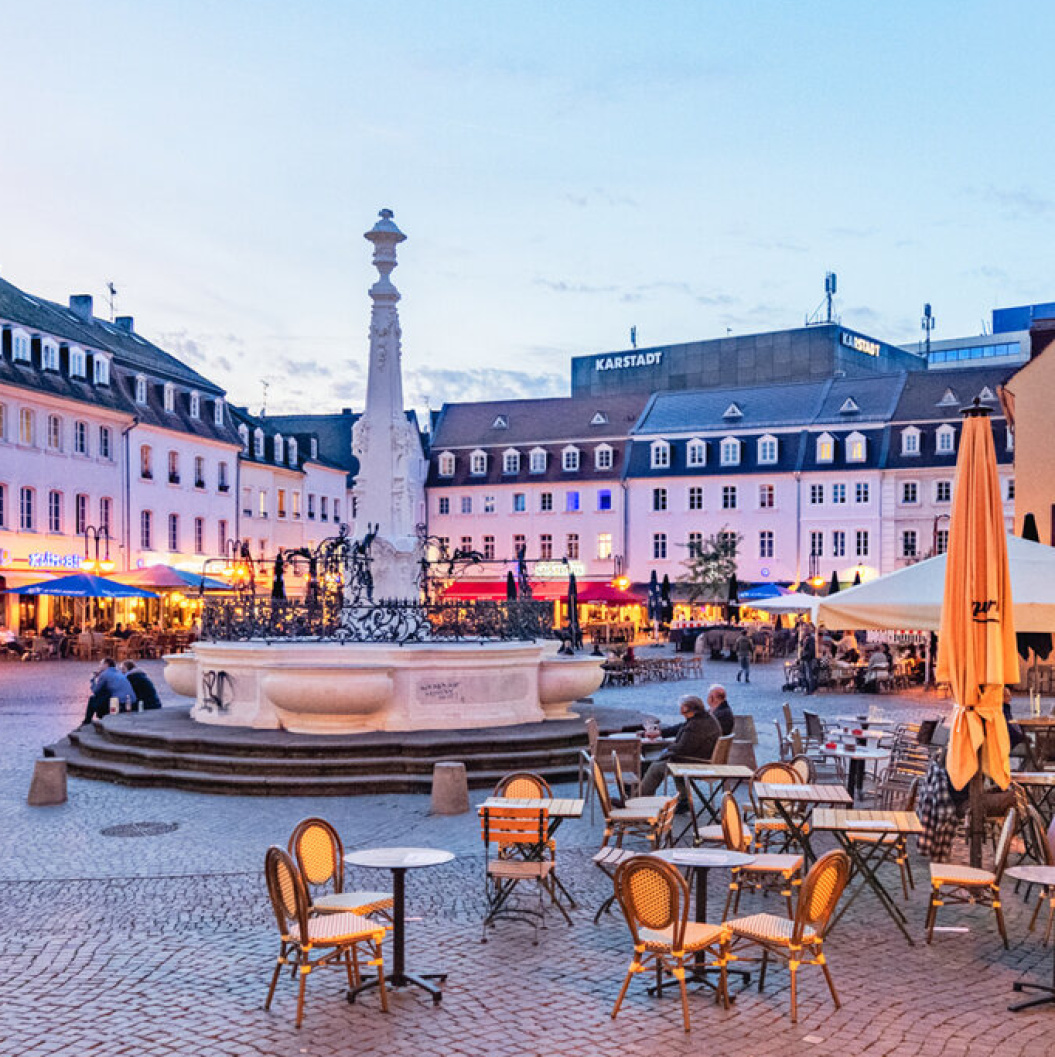 Marktplatz mit Brunnen und Cafes