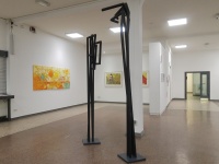 Blick ins Atelierhaus KuBa am Eurobahnhof in Saarbrücken, verschiedene Bildwerke sind zu sehen