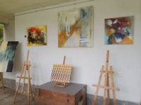 Blick ins Atelier der gruppe23, verschiedene Bildwerke sind zu sehen