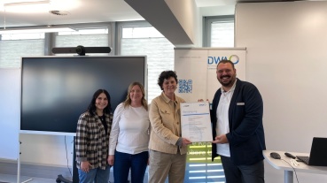 Mandy Sablowski (Umweltmanagement-Beauftragte ZKE), Katharina Gottschald (Qualitätsmanagement-Beauftragte ZKE), ZKE-Werkleiterin Simone Stöhr, Simon Sproß vom DWA Landesverband Mitte (v.l.n.r.) Image