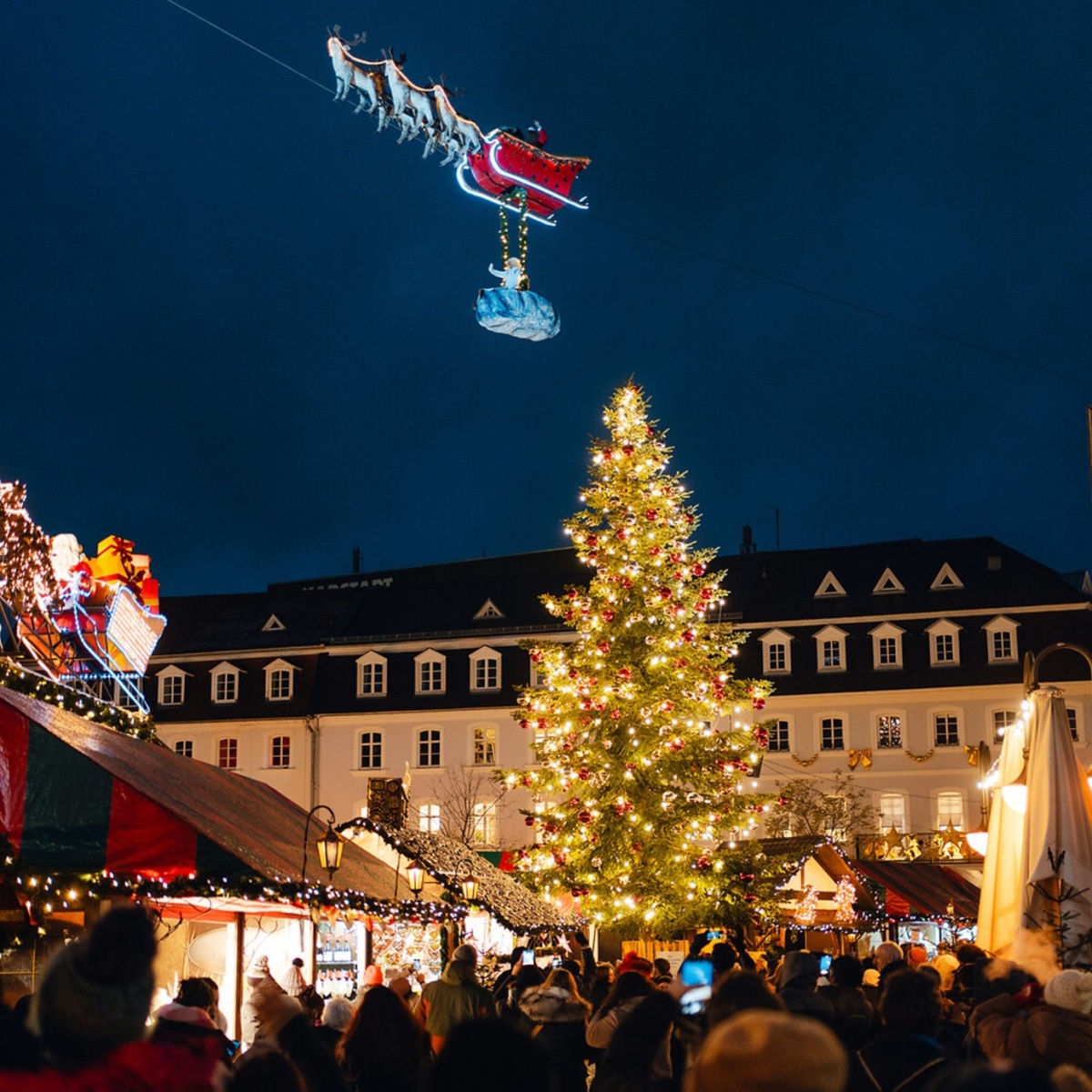 Saarbrücker Christkindlmarkt auf dem St. Johanner markt und dem fliegenden Weihnachtsmann.