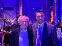 Zwei Männer lächeln in die Kamera