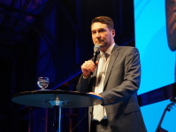 OB Conradt mit Mikro auf der Bühne