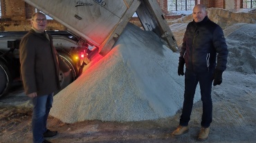 Der Bürgermeister von St. Avold René Steiner (l.) und sein Stellvertreter in Umweltfragen Pascal Helfenstein mit der Salzlieferung Image