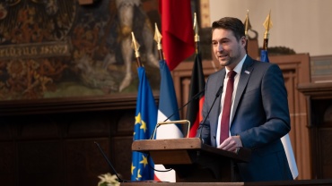 Oberbürgermeister Uwe Conradt bei seinem Grußwort anlässlich des Deutsch-Französischen Empfangs im Rathausfestsaal im Rathaus St. Johann Image