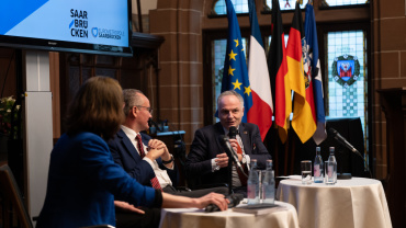 Moderatorin Claire Demesmay mit dem Staatsminister für Europa Gunther Krichbaum (M.) und dem französischen Generalkonsul Jérôme Spinoza bei der Podiumsdiskussion Image