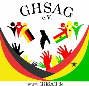 Schriftzug mit Fahnen von Deutschland und Ghana mit stilisierten Figuren auf weißem Grund