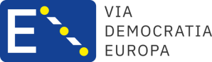 Links steht ein blaues Rechteck mit einem weißen „E“ und drei gelben Punkten, die durch weiße gestrichelte Linien verbunden sind; rechts steht in schwarzen Buchstaben der Schriftzug „VIA DEMOCRATIA EUROPA“.