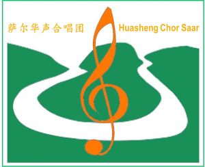 Stilisierte grün-weiße Saarschleife imit Notenschlüssel und Schriftzug in deutsch und Chinesisc